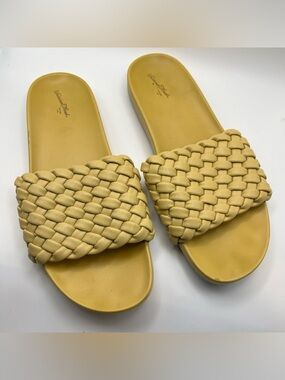 Universal Thread Women’s 9.5 Polly Woven Slide Sandals Dijon Mustard Gently Worn